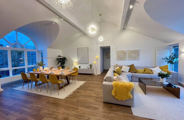 Munich penthouse with roof terrace, kitchen and parking space in the Moosach district