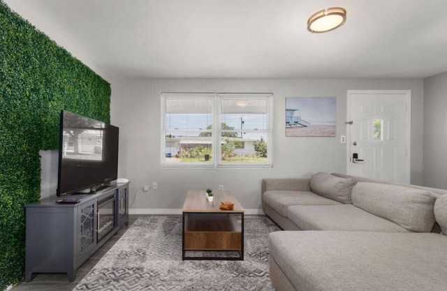 Mustafa Holiday House · Cozy 2 BR home close to Beaches and Sponge Docks!