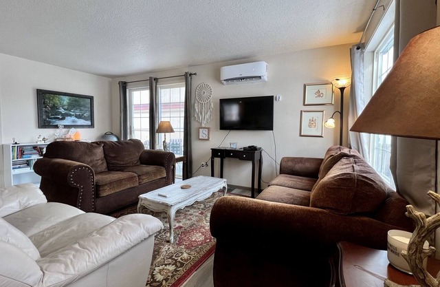 MVH - Your Home Away From Home! Cute 3 bedroom, Pet Friendly
