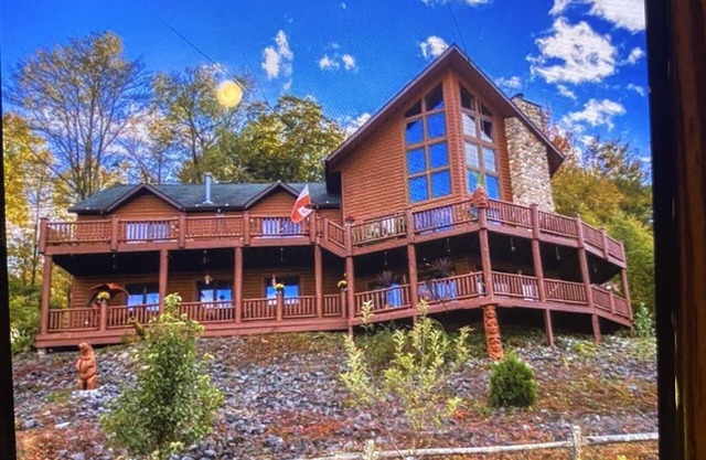 My house is unique, welcome EVERYONE to enjoy beautiful VALLEY in Swane Lake.