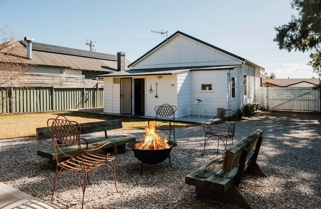 Mygoura Cottage Charming Country Living in Town