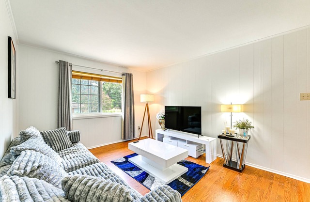 Nacogdoches Luxe 2BR Retreat, Walk to SFA, Pet-Friendly + Superhost Clean