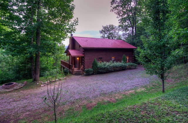 Nantahala Mountain Views, 20% discount on 7 nights b/t 10/31-11/22.