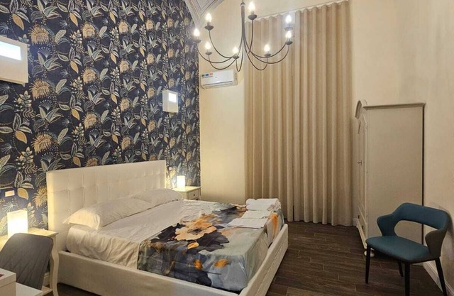 Naples the Charme, in the heart of the historic center of Naples 2 steps from the metro