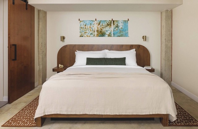Nashville Nocturne: Drift's Nightfall Nook - Premium 1 Bedroom Suite