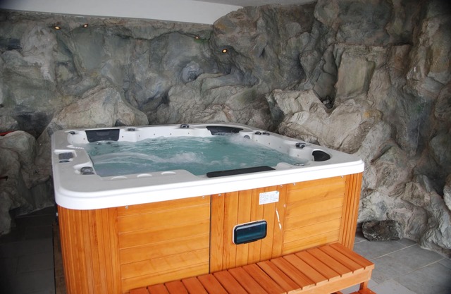 Naturpark-, Weinbergferienhaus Uhl whirlpool and sauna