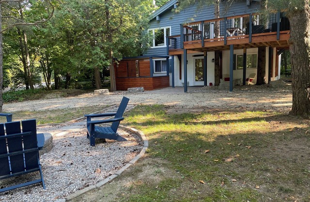 Nautical Chalet (4 bedrm) nestled in Georgian Woodlands w/Hot Tub & large deck