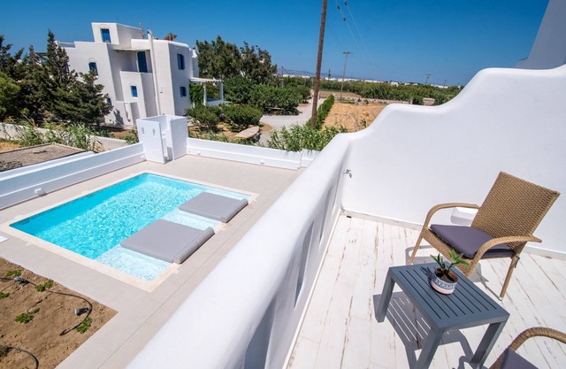 Naxos 2 private villas with pool 18 people