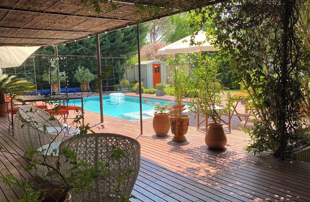 Near Avignon, AdriAnna guest house with terrace and private pool