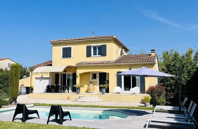 Near Avignon, Comfortable villa with private pool, in Provence