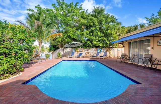 Near beach, spacious 4bd, pool/waterfront/paddle boards.