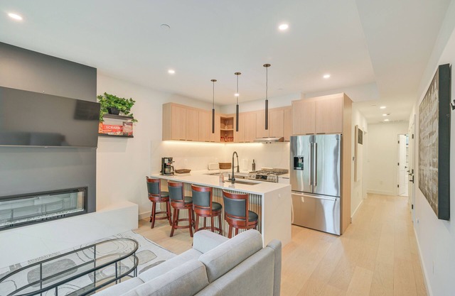 Near Biotechs & MIT: Cozy Condo w/Fireplace