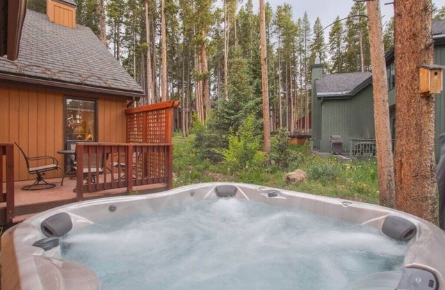 Near Bus Stop, 4 bd, Pet Friendly, Hot Tub