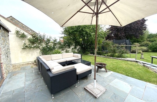 NEAR GLASTONBURY IN VILLAGE, SKY TV, FIBRE INTERNET, 3 BEDS, 2 BATH, SHOP 2 MINS