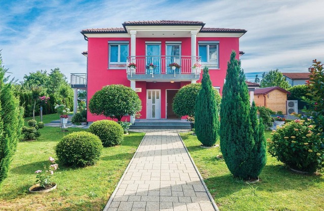 Near Kastav and Opatija, in the small village of Sroki, on the first floor is this charming vacation