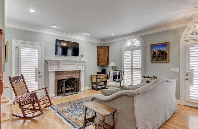 Near Nashville , Gallatin farm home with swimming pool