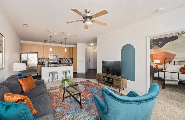 Near Restaurants & Bars ★ Gym ★ Light Rail Access