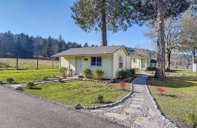 Near Rivers & Trails: Cabin in Rural Grants Pass