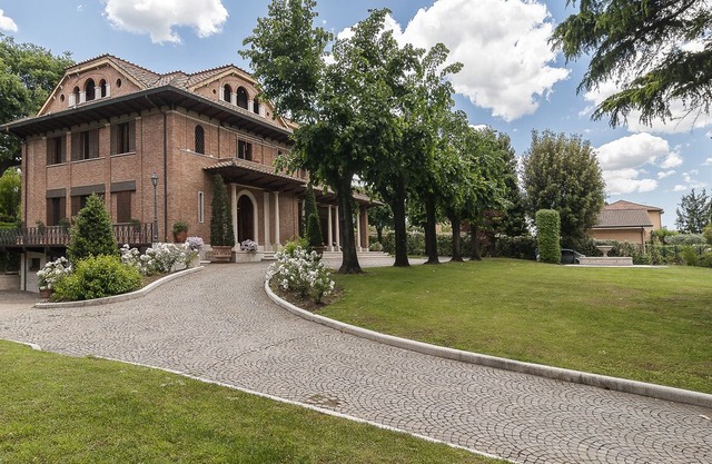 Near Rome: Villa, Pool, Tennis courts, Perfect for Family Reunion, or Off-site Meeting