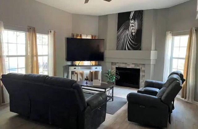 Near Sea World/Lackland AFB/many shops and stores within minutes away