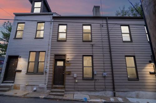 Near Stadium 2 Bdrm House w Fire Pit Free WiFi