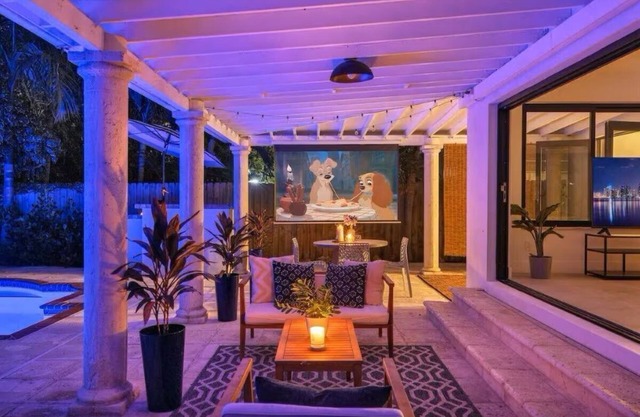 Near Strip, 14 Bedroom Sleeps 40, Huge Indoor/Outdoor Pools, Saunas,Jacuzzi/Spa