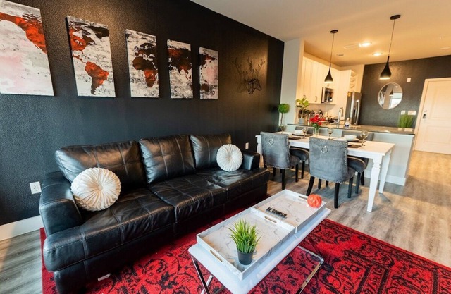 Near the Lake, Cozy King Bed w/ Pool/TV/W/D - B