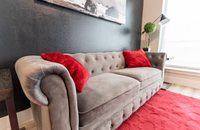 Near the Lake, Cozy King Bed w/ Pool/TV/W/D - D