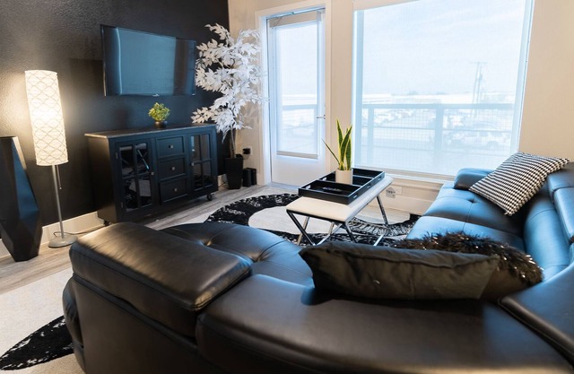 Near the Lake, Cozy King Bed w/ Pool/TV/W/D - A
