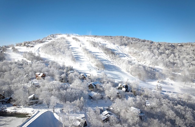 Near the ski slopes of Beech Mtn, restaurant/bar, town & trails. Amazing views!