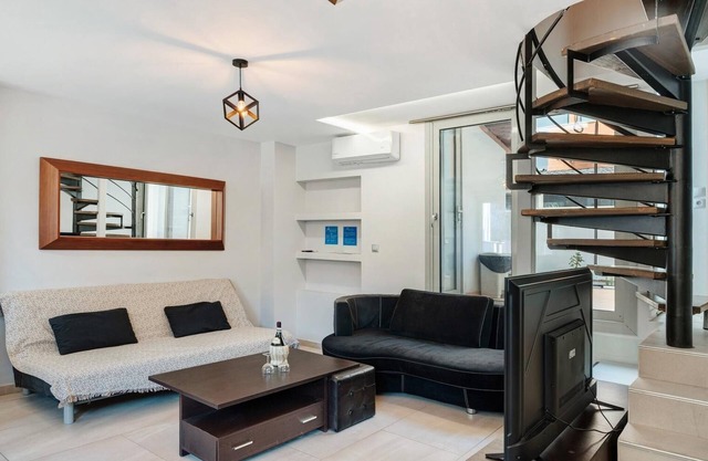 Near to Athens airport. 30m from the beach & 100 from shopping center of Artemis