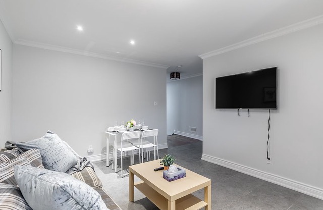 Near Trinity Bellwoods - Trendy 3BR Apt!