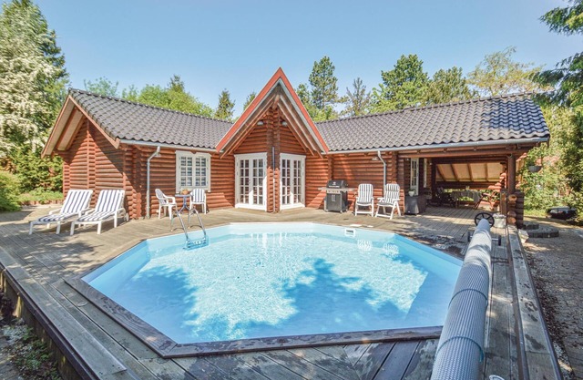 Near Vordingborg and Næstved is this beautiful log house.