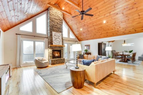 Nebo Home with Hot Tub Wheelchair Accessible