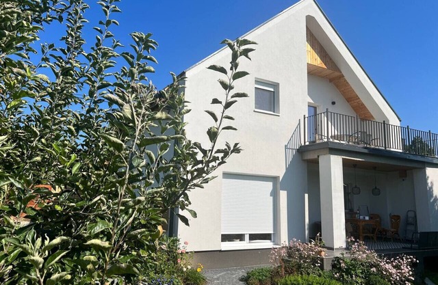 Neon Apartment: Large Garden, Near Lake, Pet&Family-Friendly