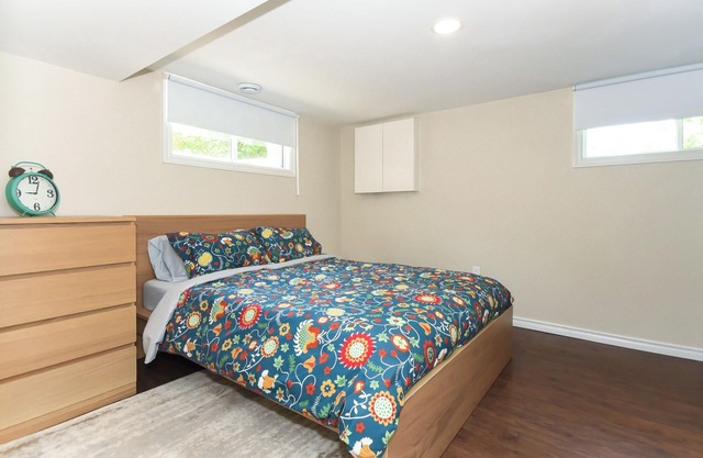 Nepean | Modern | Lower unit | Sleeps 6 | 3 beds, 1 bath