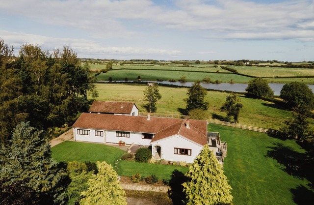 Nest @ Red Hurworth - hot tub with reservoir views