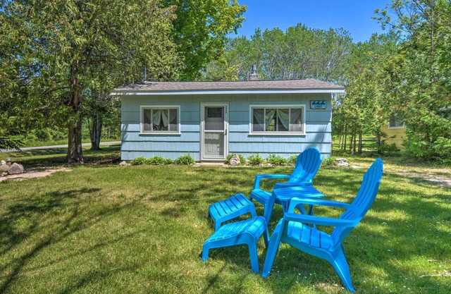 'Nestle by Lake' Charlevoix Cottage: Pets Welcome!
