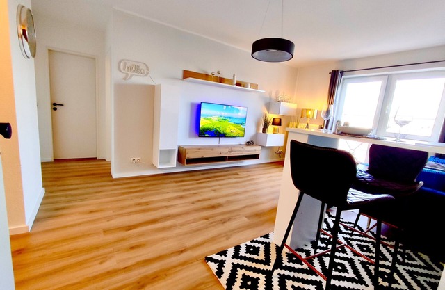 Neuwertige Wohnung in Top Lage Incl. Parkplatz, Fahrstuhl, 2 Zimmer+küche+bad