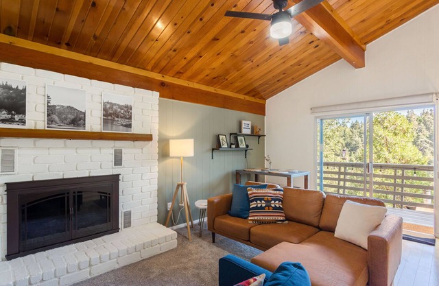 New 2 Bedroom/1 Bath Cabin Among the Lake Arrowhead Pine Forest