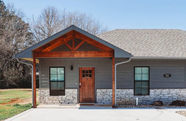 New, 2 BR, 2B, 231 11th NE, #1
