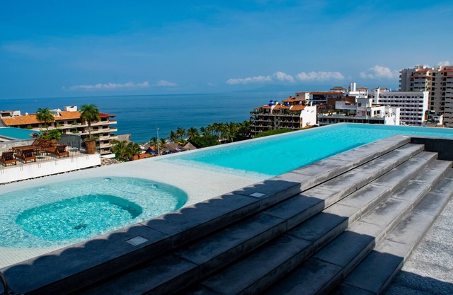 New 2 BR condo, 5 min to the beach. Amazing ocean views from rooftop with pool!