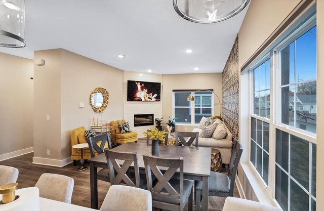 New 3 bed 4 bath Townhouse w porch& rooftop deck- 5 min to Downtown!
