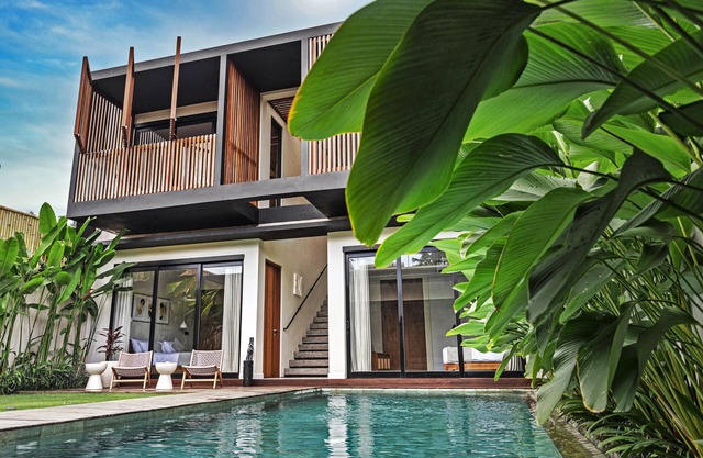 NEW 4 BR 5 MIN WALK TO BERAWA BEACH ENCLOSED LIVNG