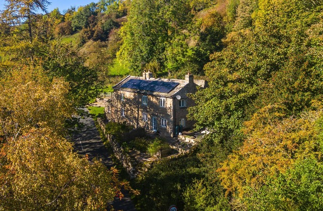 NEW~A cottage with commanding views over the Dale