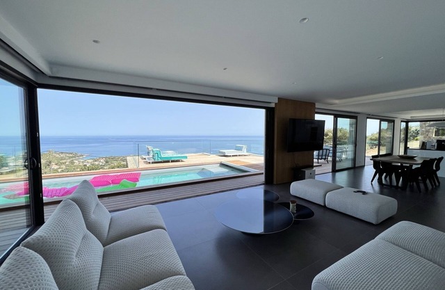 New architect-designed villa 2021 - 3 min. drive from the beach