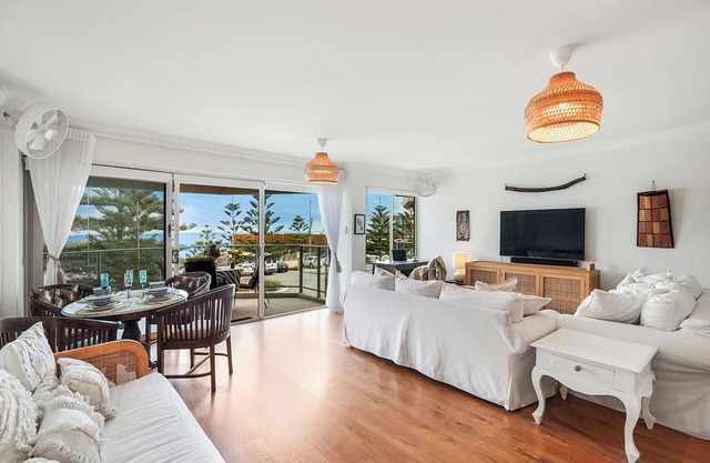 NEW Beach Paradise : Steps to Beach & Cafes!