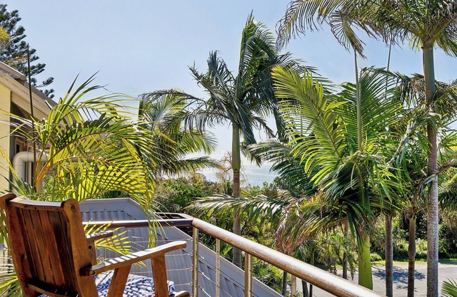 NEW Beachside Treehouse Villa! Park, Blue pool & Beach Access A/C, WiFi, bbq +