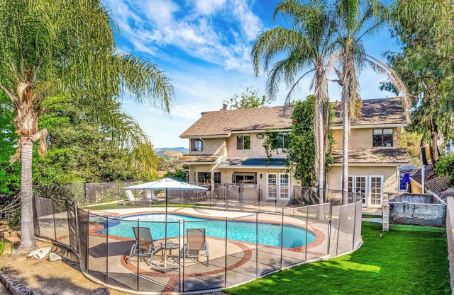 New! Beautiful King Size + Pool!