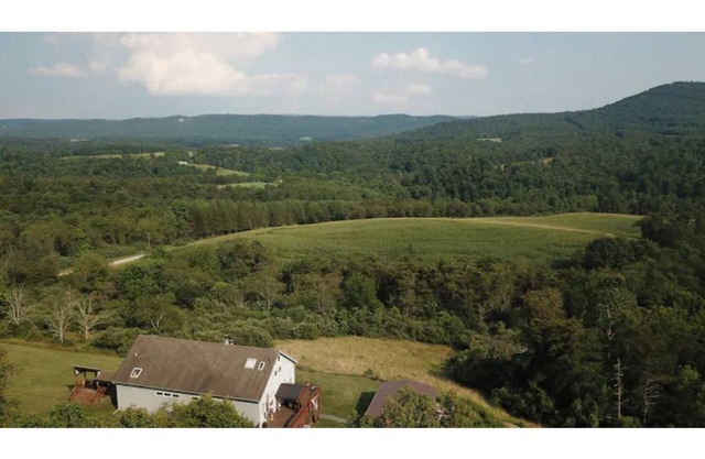*New* Beautiful Lodge sleeps 10 adults & 3 kids w/Pano Mountain Views *Hot tub*